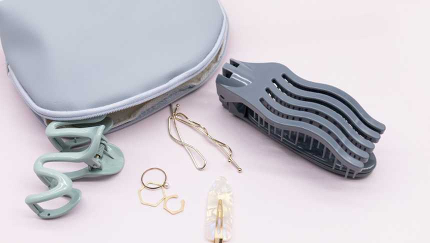 ポーチにすっきり収まるサイズ感。